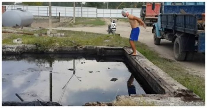 Мужчина нырнул с головой в бассейн с мазутом. Видео