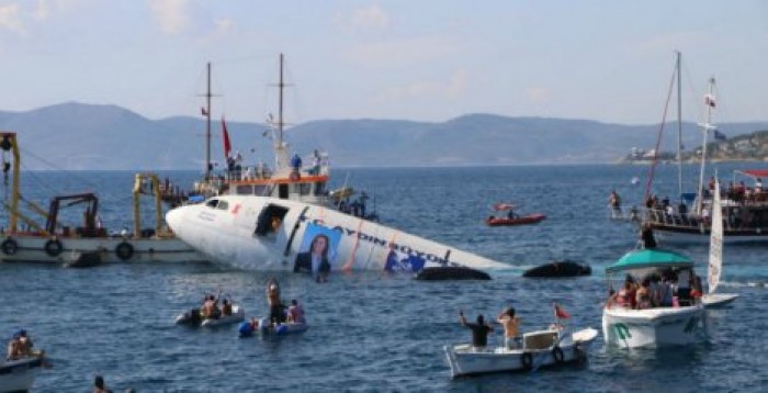 На курорте в Турции затопили пассажирский самолет
