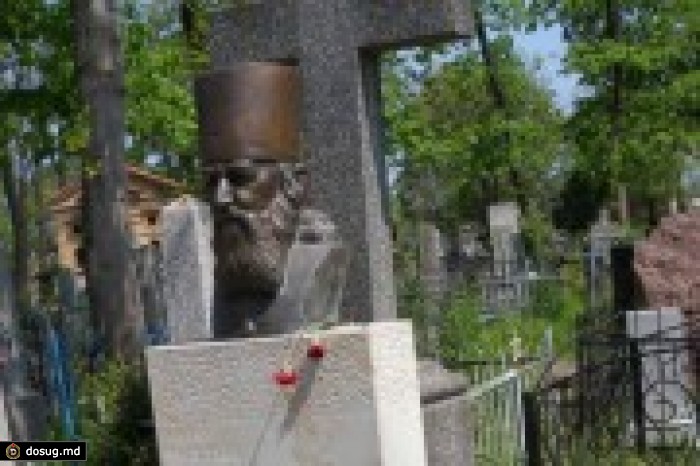 На центральном кладбище в Кишиневе похищен бюст Михаила Чакира