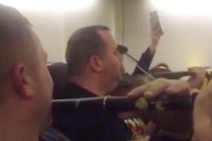 На борту лайнера Ryanair устроили концерт
