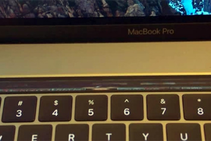 На сенсорной панели нового MacBook запустили Doom