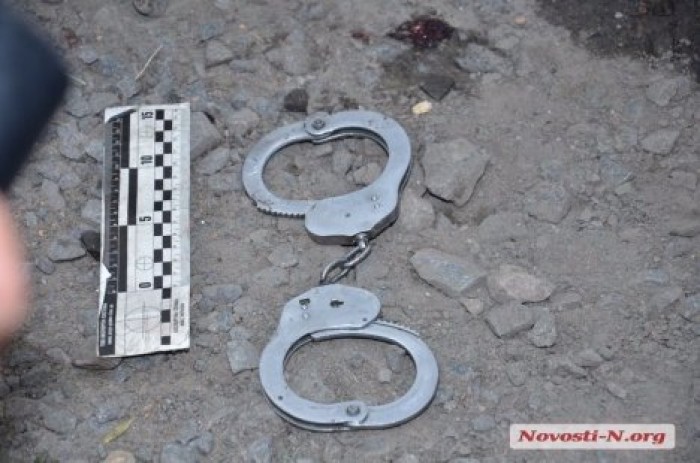 На Украине полицейские забили до смерти мужчину на глазах у его жены и детей (18+)