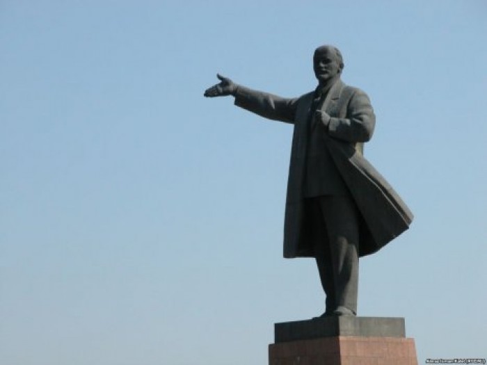 На Украине снесли половину памятников Ленину