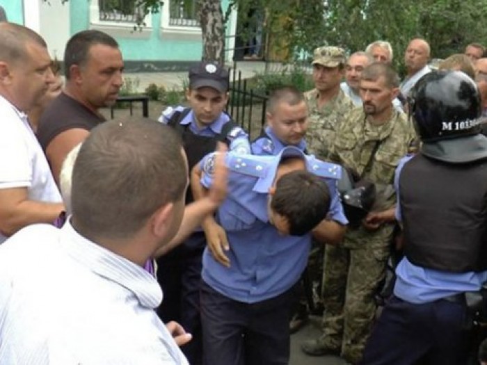 На Украине толпа пыталась учинить самосуд над полицейскими, которые избили и расстреляли в упор мужчину в наручниках