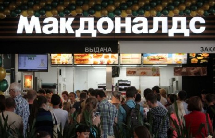 Назад в 90-е: на открытии "Макдоналдса" в Барнауле устроили давку