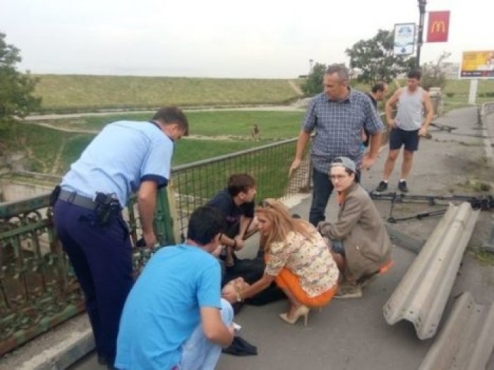 На журналистку одного румынского телеканала наехала машина прямо во время эфира