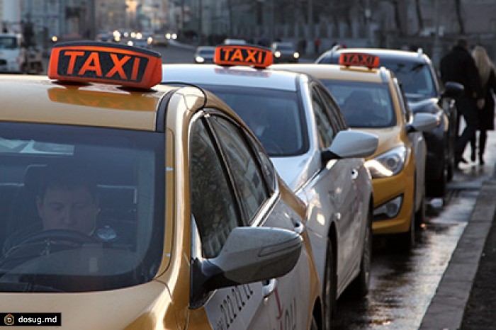 Нехватку такси в Москве объяснили новогодними отпусками гастарбайтеров