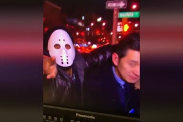 Неизвестный в хоккейной маске напал на репортера в прямом эфире