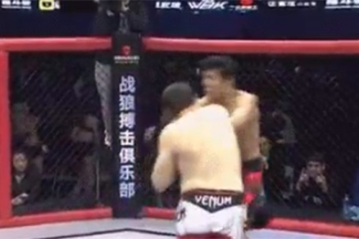 Нокаутировавший соперника во время приветствия боец MMA объяснился
