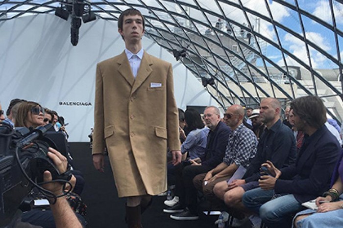 Новый дизайнер Balenciaga одел мужчин по моде 1940-х годов
