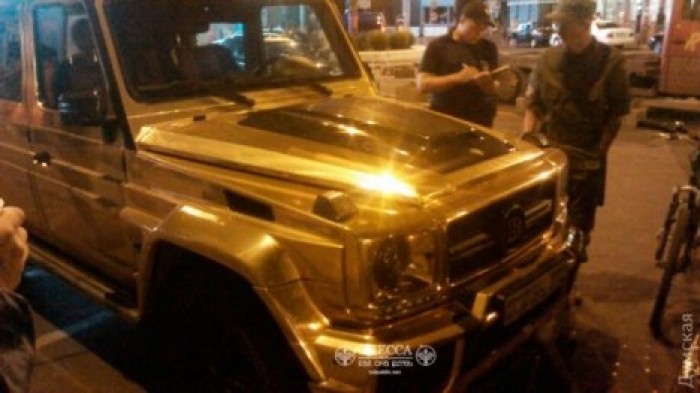 Одесские полицейские эвакуировали золотой Gelandewagen