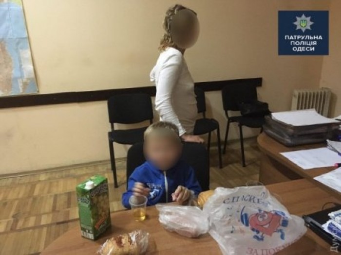 Одесские полицейские спасли голодных маму с ребенком, которых семья разыскивала в Харькове
