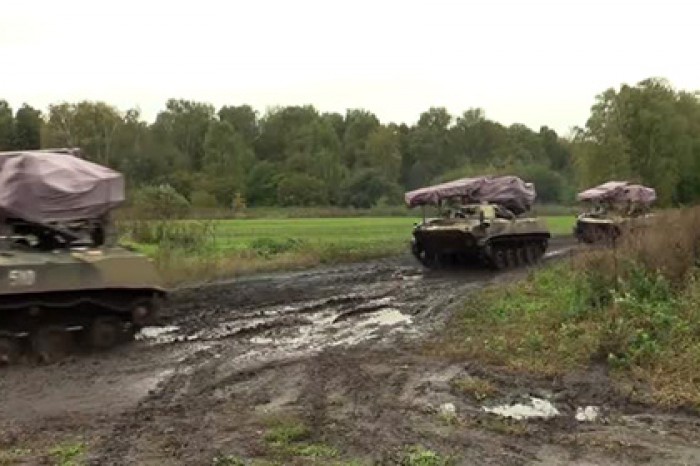 Опубликованы кадры выброски боевой техники с воздуха в Рязанской области