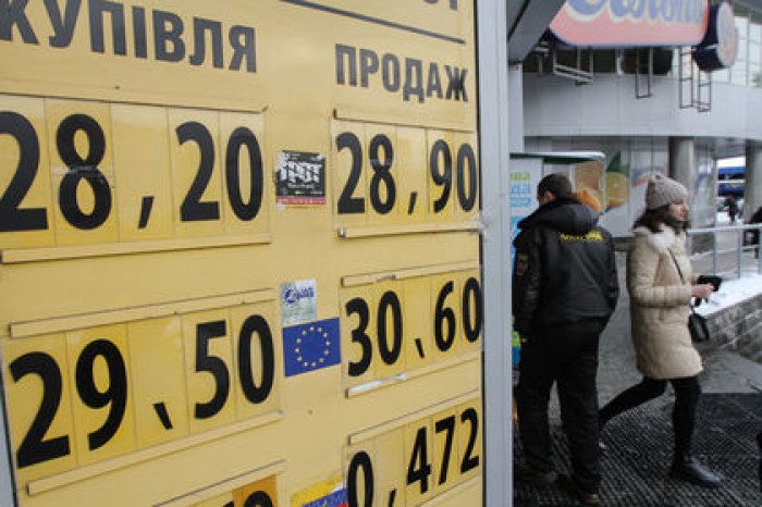 Падение гривны объяснили сокращением выручки от продажи урожая