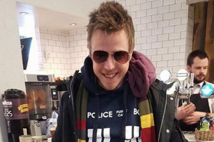 Пассажир самолета надел на себя всю одежду из чемодана ради экономии