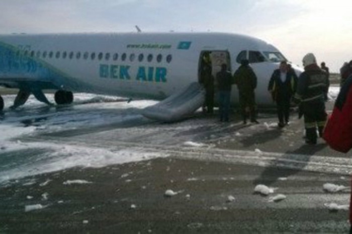 Пассажирский самолет сел в Астане без передней стойки шасси