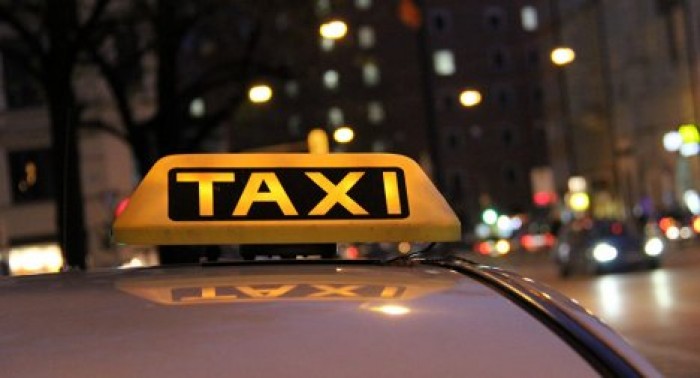 Пассажиры придушили ремнем и ограбили таксиста в Москве