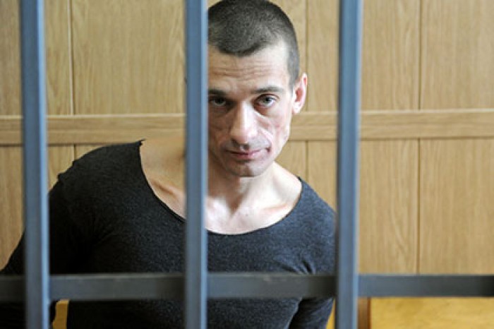 Павленский избежал тюрьмы по делу о поджоге двери здания ФСБ