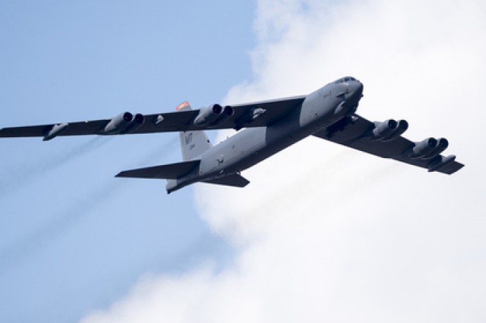 Пентагон отказался прекратить полеты B-52 из-за отвалившегося двигателя