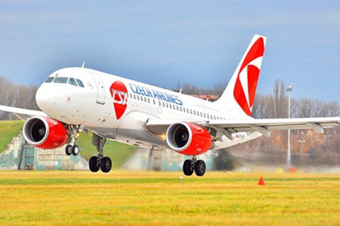 Первый за год самолет Czech Airlines в Казани встретили водной аркой