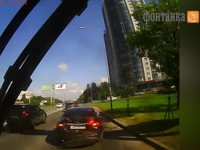 Петербурженка разбила свой Jaguar, пытаясь проучить водителя маршрутки