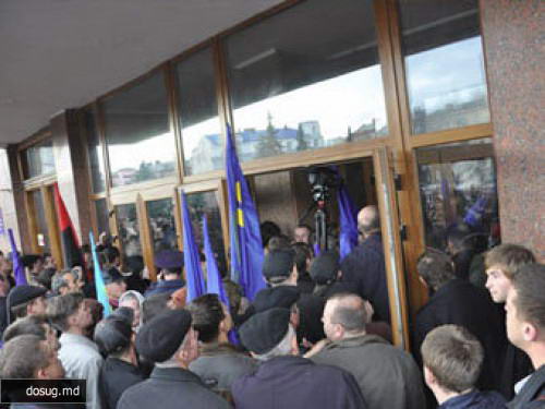 Украинский ОМОН помял лидера националистов