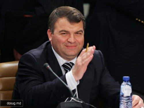 Сердюков запретил курить в Минобороны
