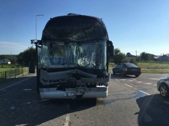Под Львовом автобус с 47 детьми попал в ДТП