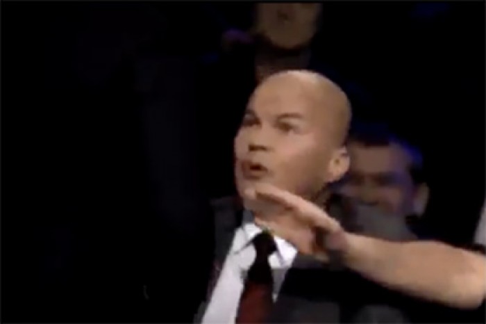 Политолог получил от журналиста по лицу за ехидный комментарий во время эфира