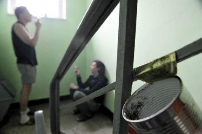 Полицейские избили пару за курение в подъезде