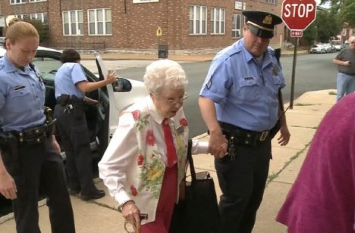 Полицейские в США арестовали 102-летнюю старушку и испонили ее мечту