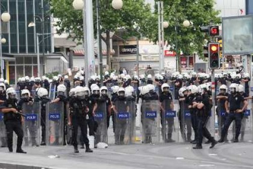 Полиция применила слезоточивый газ против демонстрантов в Париже