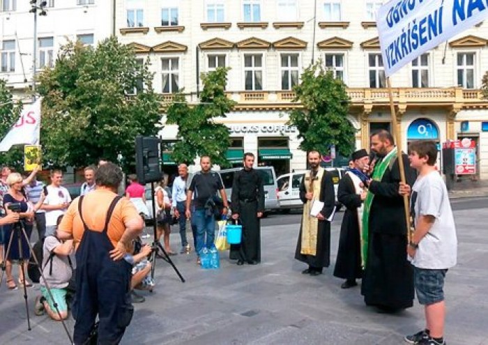 Попы вышли на улицы Праги для "духовной уборки" после гей-парада