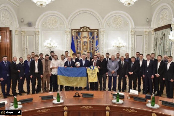Порошенко наградил футболистов сборной Украины огнестрельным оружием