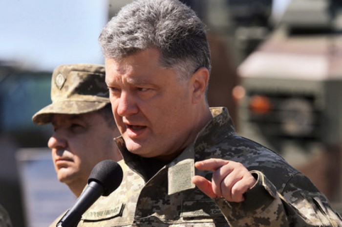 Порошенко попросили отправить футбольную сборную в Донбасс