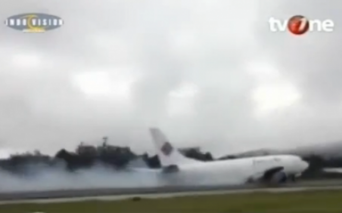 Посадку Boeing-737 без шасси сняли на видео