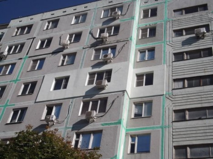 Последствия белой горячки: мужчина выпрыгнул из окна высотки вместе с носками и стульями