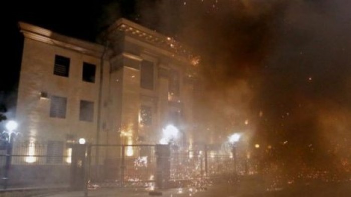 Посольство России в Киеве требует расследовать обстрел петардами