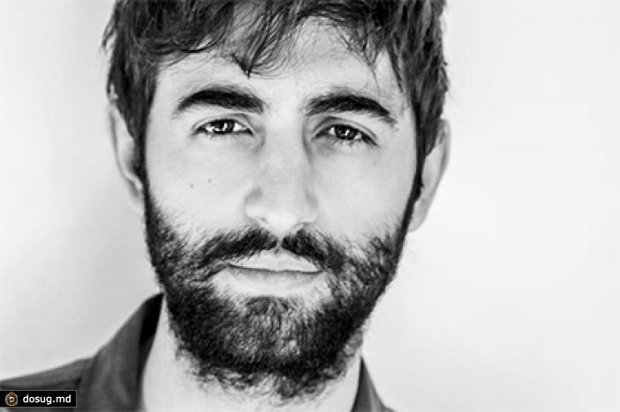 Повесившийся на сцене итальянский актер умер в больнице
