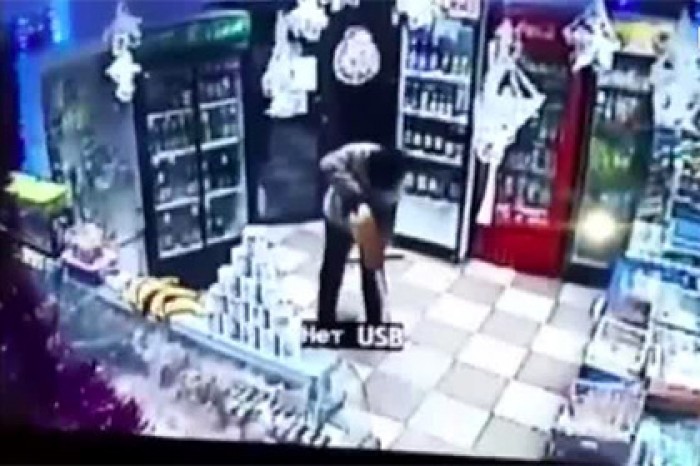 Появилось видео поджога покупателем магазина в Волгоградской области