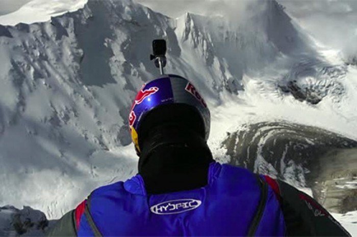 Появилось видео рекордного прыжка российского бейсджампера