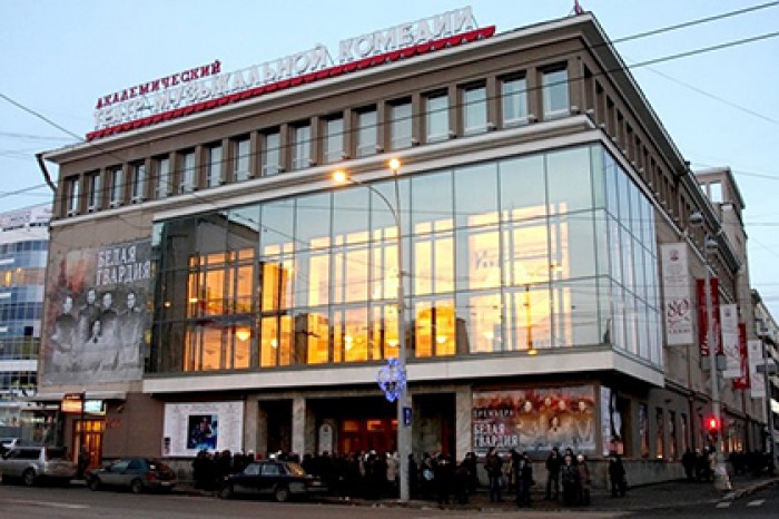 Прокуратура на Урале заинтересовалась падением плитки с фасада театра на девушек