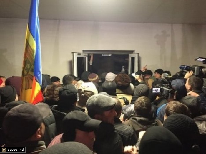 Протестующие нанесли зданию парламента ущерб на тысячи евро