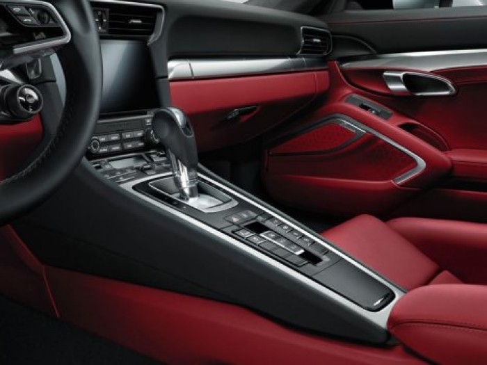 Пьяный житель Петербурга потерял мамины Porsche и BMW