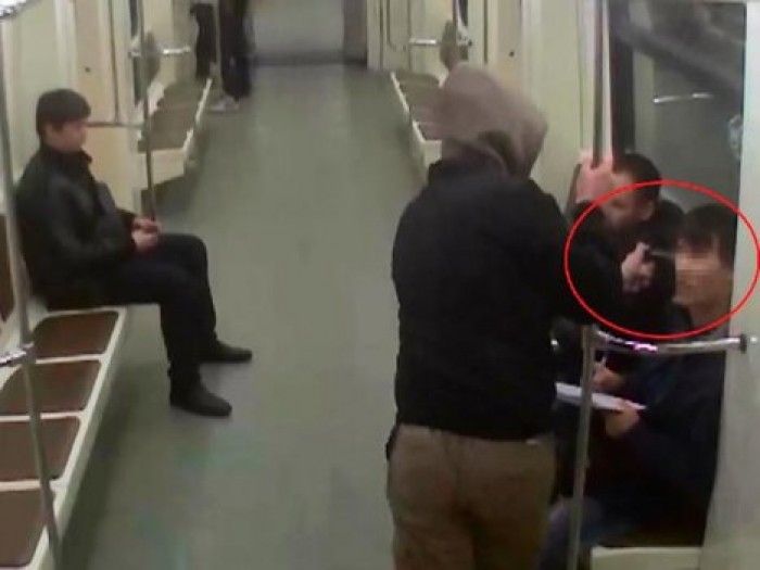 "Не так посмотрел": подростки-скинхеды избили в московском метро иностранцев