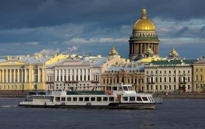 "В Питере – пить": власти Петербурга похвалили "Ленинград" за матерный клип