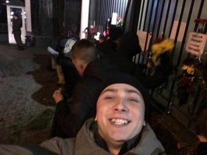 "Генеральная уборка" : в Одессе "Правый сектор" выбросил принесенные к консульству РФ цветы