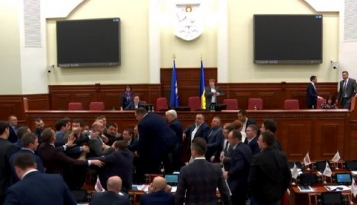 "Вынести вперед ногами" мэра: в горсовете Киева подрались из-за Кличко. Видео