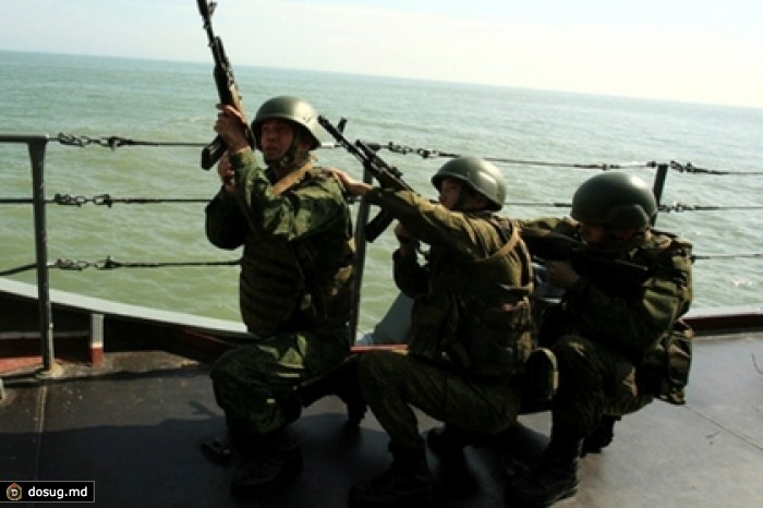 Российских морпехов научат брать на абордаж пиратские суда