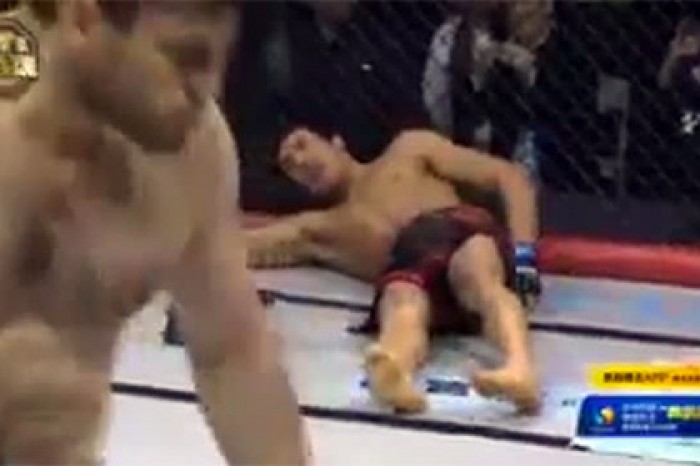Российский боец MMA нокаутировал соперника из Узбекистана во время приветствия